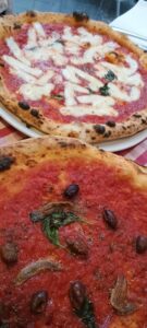 L’Antica Pizzeria Da Michele przy Via Cesare Sersale. Pizza Margherita i Marinara.