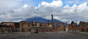 Pompeje z Wezuwiuszem w tle.