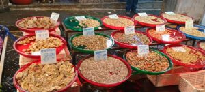 Neapol. Stragany są przy Porta Nolana – ulicznym targu rybnym.