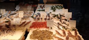 Neapol. Stragany są przy Porta Nolana – ulicznym targu rybnym.